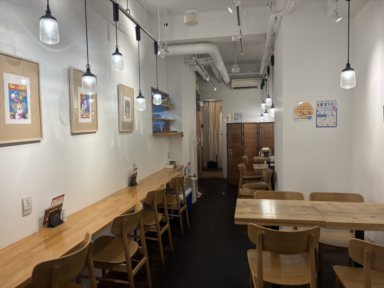 三鷹市にある街の惣菜やlojiurakitchenの店内