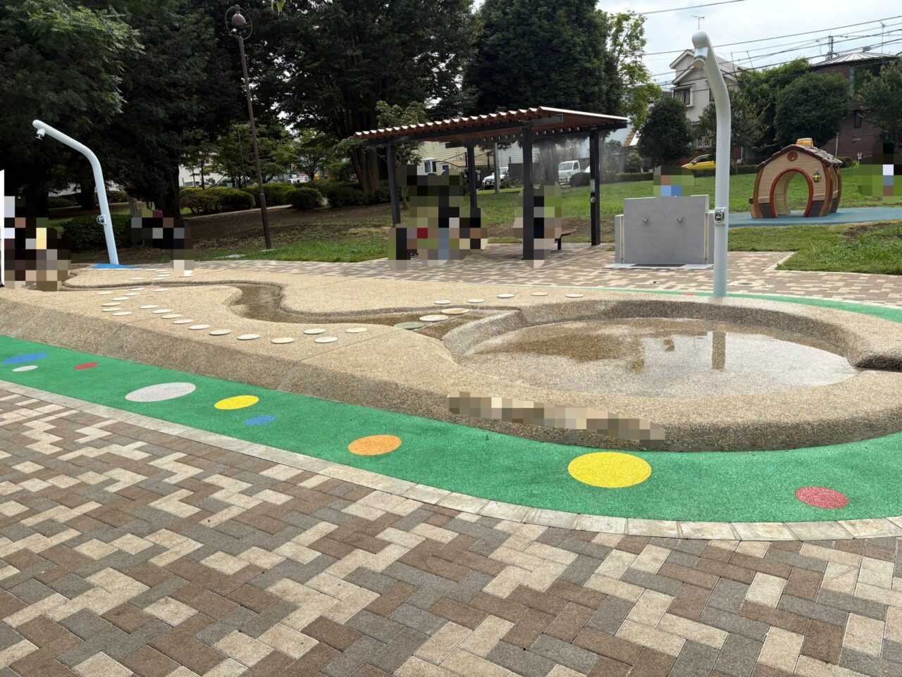 三鷹市上連雀にある「連雀中央公園」水遊び施設の水路