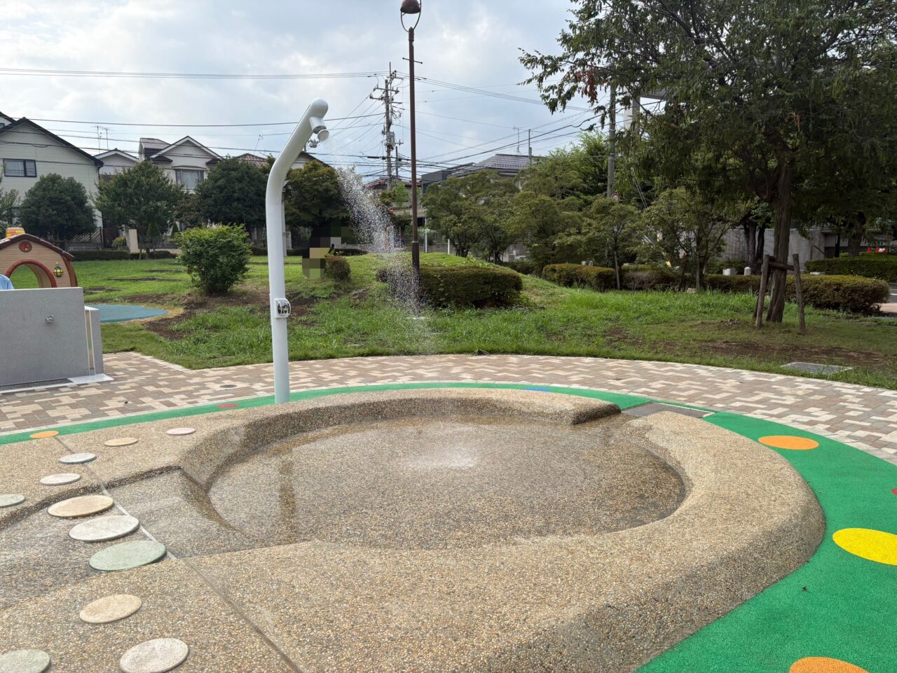 三鷹市上連雀にある「連雀中央公園」水遊び施設のシャワー設備