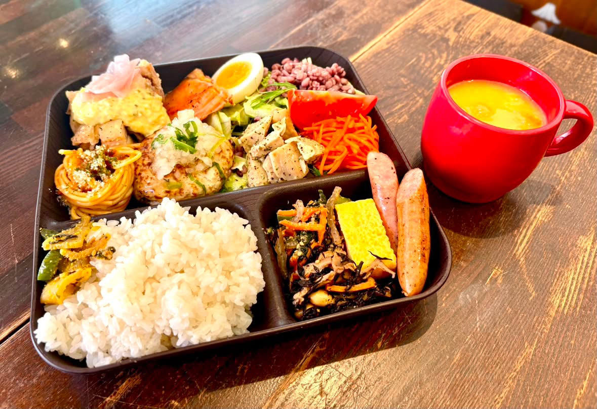 三鷹市役所のさんさん館に8月31日オープンするコックテイル食堂のランチプレート