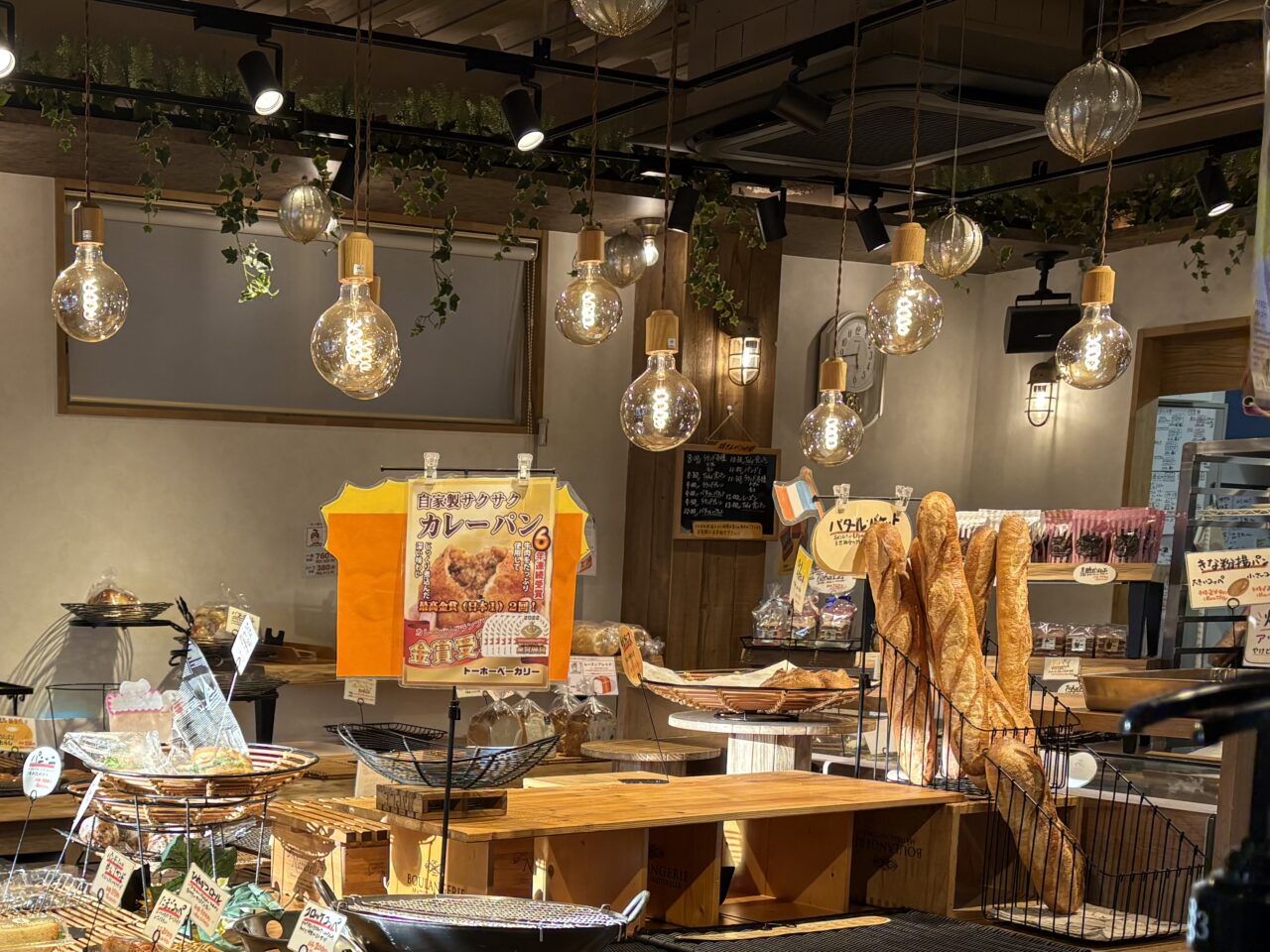 三鷹市下連雀にあるトーホーベーカリーの店内