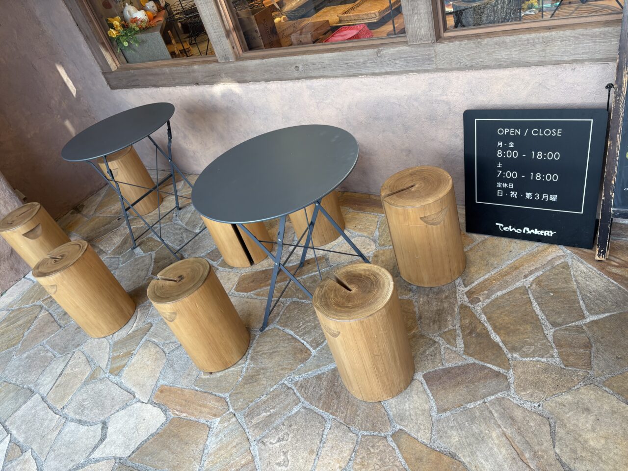 鷹市下連雀にあるトーホーベーカリーの席