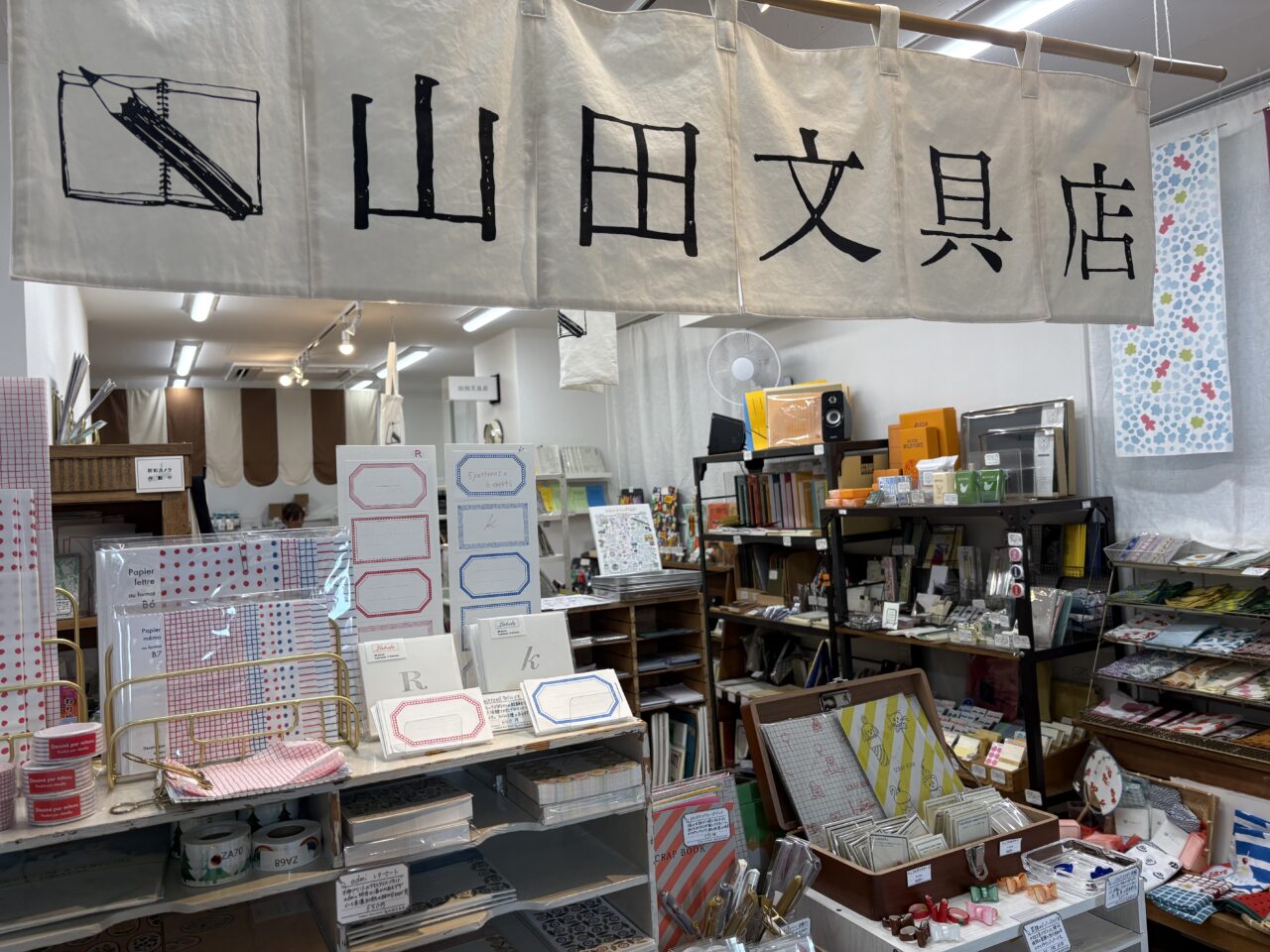三鷹市山田文具店の店内