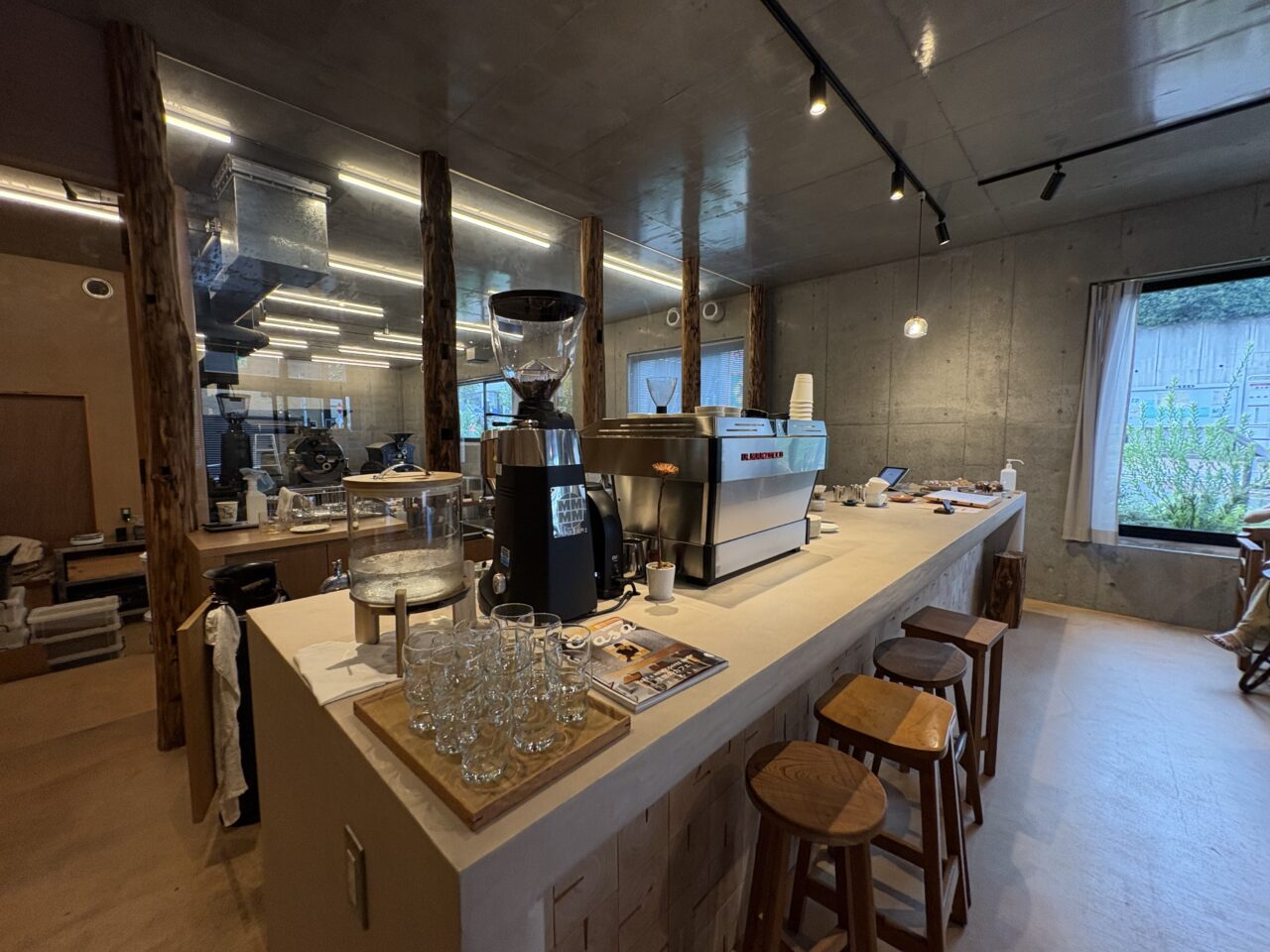 三鷹市井の頭にあるPASSAGE COFFEE MITAKADAI ROASTERY店内