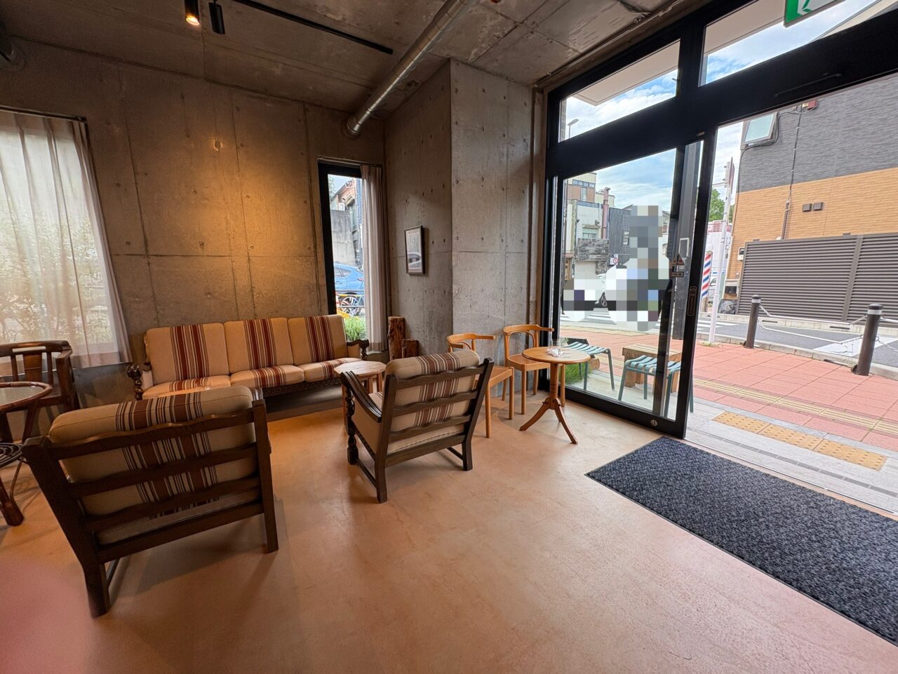 三鷹市井の頭にあるPASSAGE COFFEE MITAKADAI ROASTERY店内